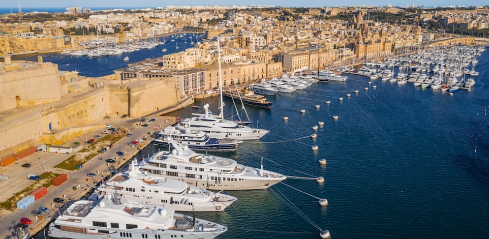 Aerial view of Birgu city. Marina bay, yachts, boats. Malta country / צילום: שאטרסטוק