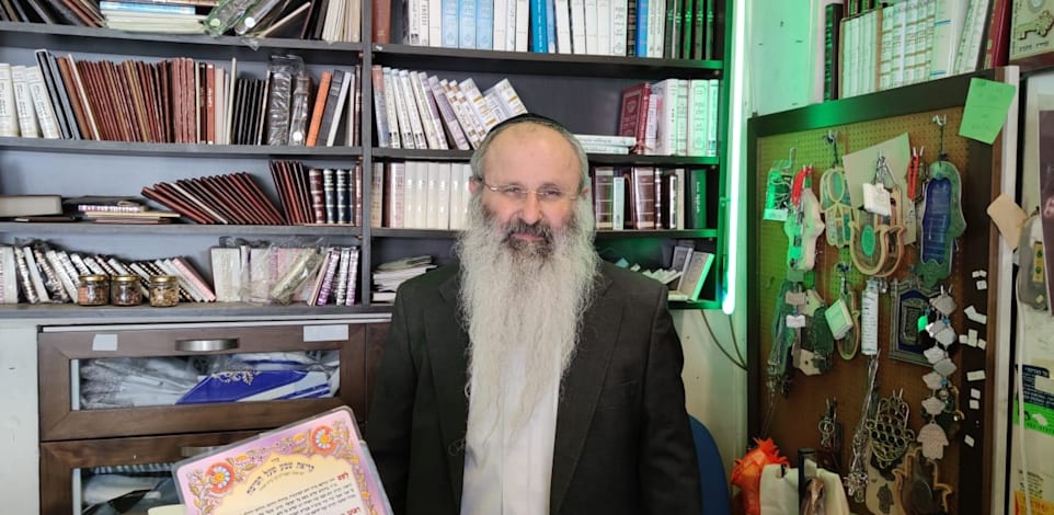 אברהם לביאייב, בעלים של ''מרכז תשמישי קדושה'' בבני ברק / צילום: יענקי פרבר