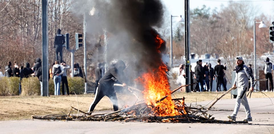 שריפת ספרי קוראן בנורשפינג בשבדיה / צילום: Reuters, TT NEWS AGENCY