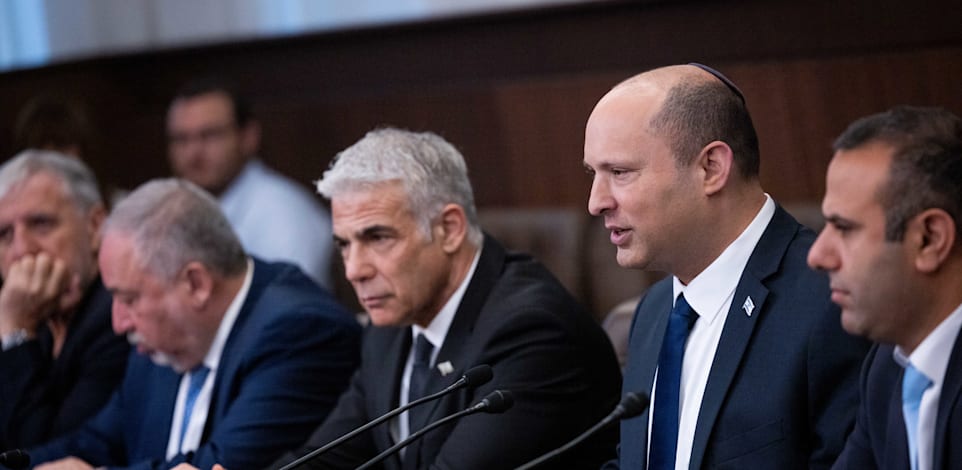 ראש הממשלה נפתלי בנט, שר החוץ יאיר לפיד ושר האוצר אביגדור ליברמן / צילום: יונתן זינדל/פלאש 90