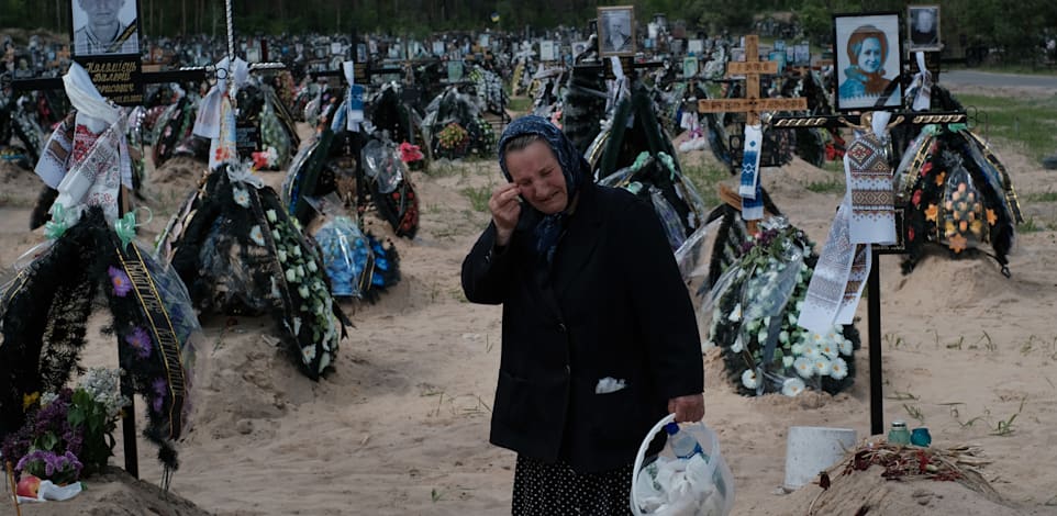 אם אוקראינית מאירפין לאחר הלווית בנה, שבת / צילום: Reuters, Hiroto Sekiguchi