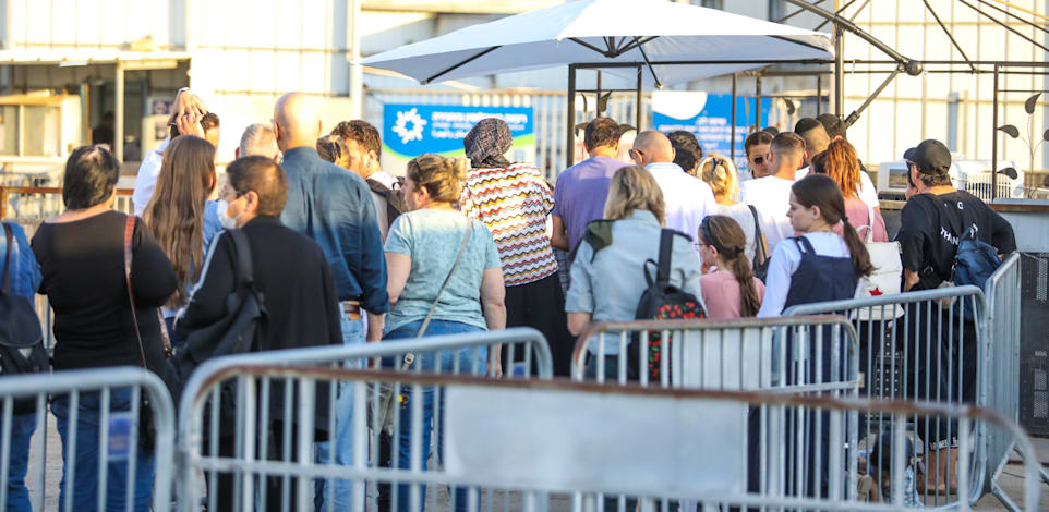 תור להנפקת דרכונים זמניים, סמוך לקניון איילון בבני ברק / צילום: שלומי יוסף