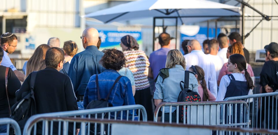 תור להנפקת דרכון זמני בבני ברק / צילום: שלומי יוסף