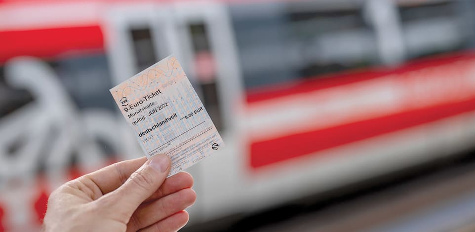 כרטיס חופשי חודשי לכל גרמניה ב־9 אירו שנרכש השבוע / צילום: Reuters, Monika Skolimowska