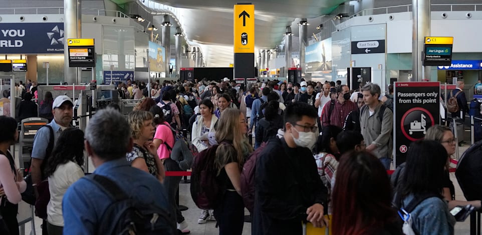 עומס של נוסעים בשדה התעופה הית'רו בלונדון / צילום: Associated Press, Frank Augstein