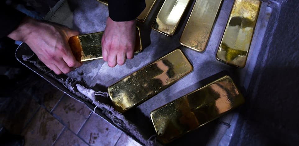 מטילי זהב במפעל בקרסנויארסק / צילום: Reuters, ALEXANDER MANZYUK