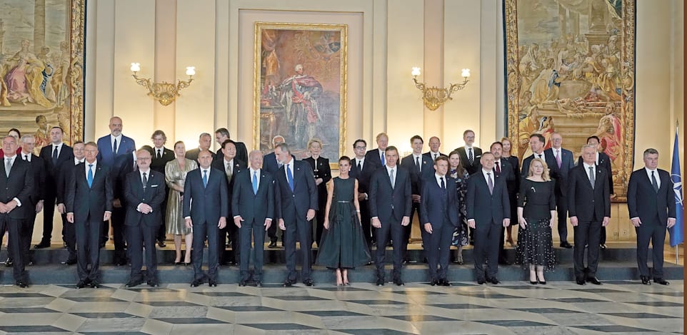 מלך ומלכת ספרד, פליפה ולטיסיה (במרכז) עם מנהיגי נאט''ו בארמון המלוכה במדריד, שלישי / צילום: Associated Press, Andrea Comas