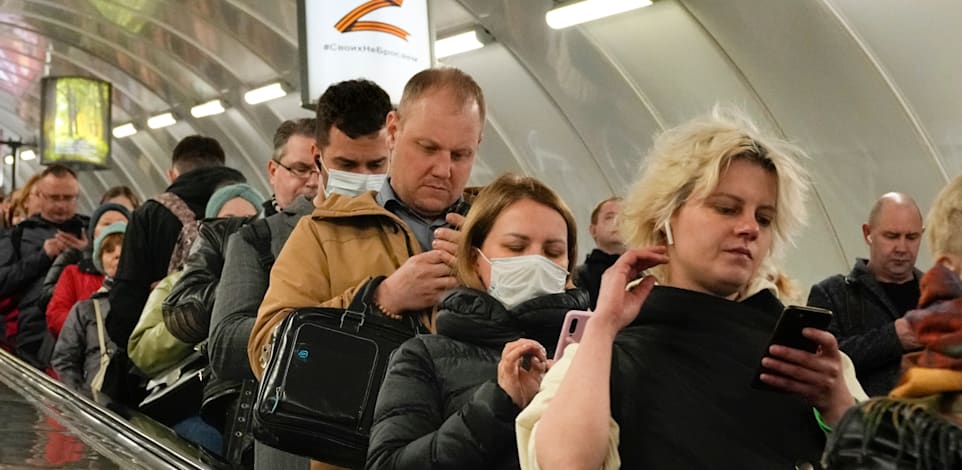 עוברי אורח ברכבת התחתית ברוסיה. האם האיסור מתייחס רק ללקוחות שנמצאים פיזית ברוסיה? / צילום: Associated Press, Dmitri Lovetsky