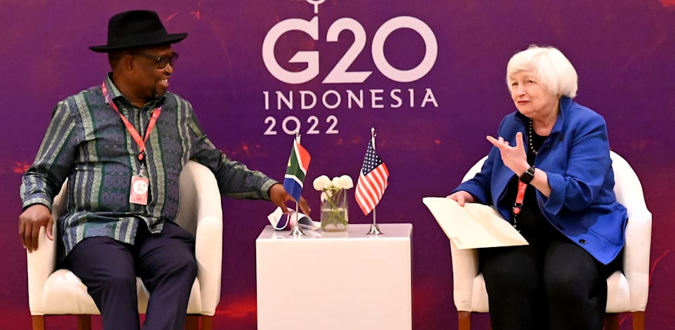 שרת האוצר האמריקאית, ג'נט ילין, ומקבילה הדרום אפריקאי, אנוך גודונגאוונה, בכינוס ה־G20 / צילום: Associated Press, Sonny Tumbelaka