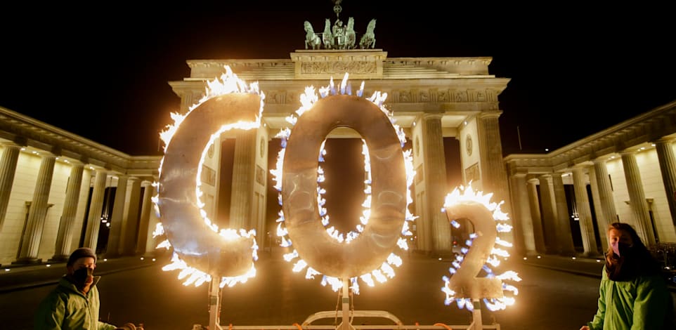 הפגנה של פעילים למען איכות הסביבה בברלין / צילום: Associated Press, Markus Schreiber