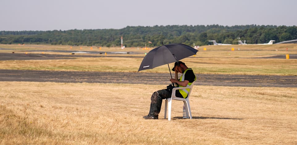 עובד צוות בתערוכה האווירית בבריטניה היום (ג') / צילום: Associated Press, Alberto Pezzali