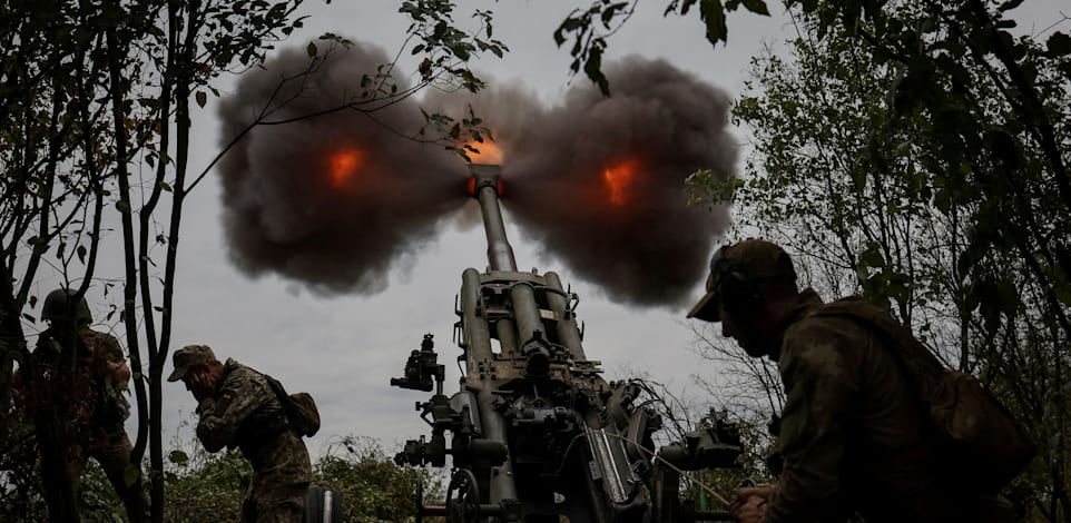 חיילים אוקראינים באודסה משיבים ירי לאחר מתקפה רוסית / צילום: Reuters, GLEB GARANICH
