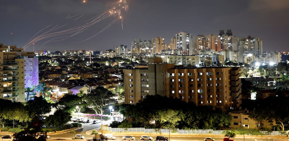 יירוטי כיפת ברזל בשמי אשקלון במבצע ''עלות השחר'' / צילום: Reuters, Amir Cohen