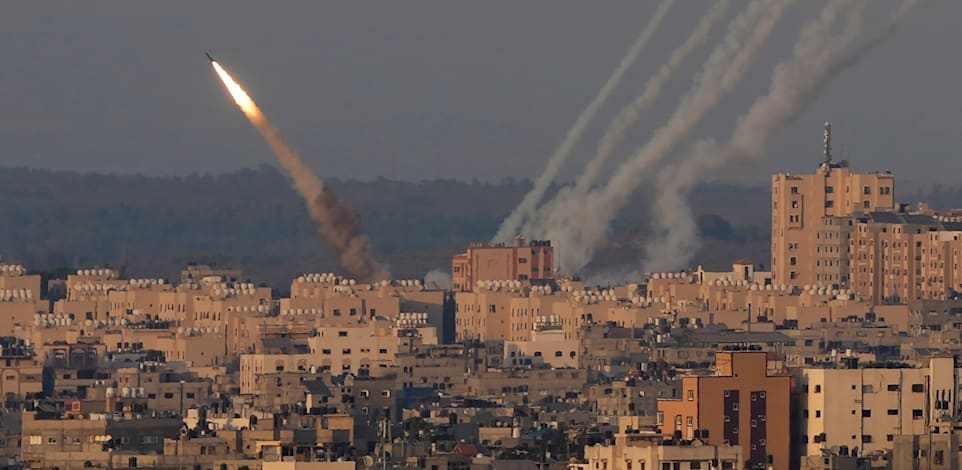 טיל נורה מעזה לכיוון ישראל במהלך מבצע ''עלות השחר'' / צילום: Associated Press, Hatem Moussa