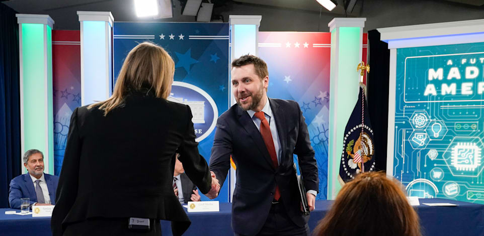 בריאן דיז, ראש המועצה הלאומית לכלכלה בבית הלבן, ואליזבת' דור, סמנכ''לית בכירה ב-Whirlpool באירוע קידום חקיקה לייצור מקומי / צילום: Associated Press, Patrick Semansky