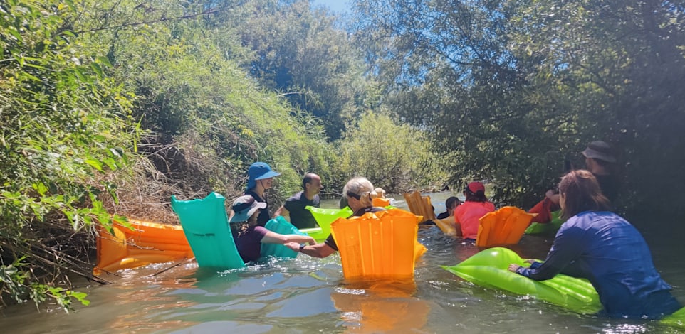 הקטע האחרון בנחל, שנשפך לירדן, אותו עושים על גבי מזרוני ים / צילום: אורלי גנוסר