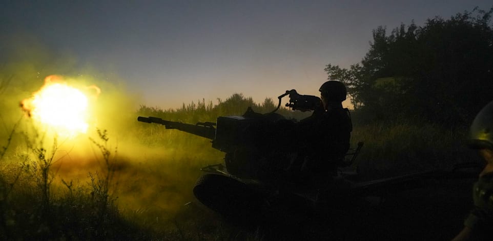 חיילים אוקראינים יורים לעבר עמדות רוסיות באזור חרקיב / צילום: Associated Press, Andrii Marienko