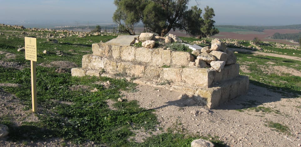 קבר מוסלמי בראש תל צפית שעליו מצבה ובה רשום ''עבד אל-עזז 1942'' / צילום: wikipedia/ or