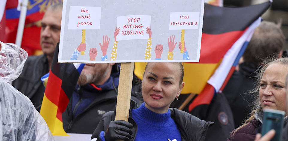 הפגנה בפרנקפורט במחאה על הצעדים של גרמניה נגד רוסיה, ראשון / צילום: Reuters, ALEX KRAUS