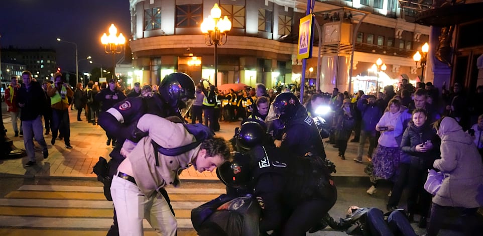 מעצר מפגינים נגד הגיוס אמש (ד') במוסקבה / צילום: Associated Press, Alexander Zemlianichenko