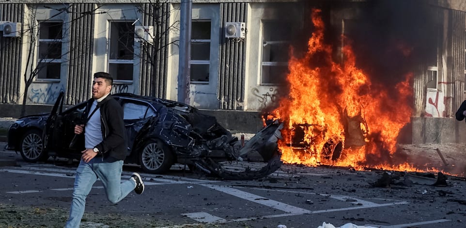 פגיעה בבניין במתקפת הטילים על קייב ביום שני / צילום: Reuters, GLEB GARANICH