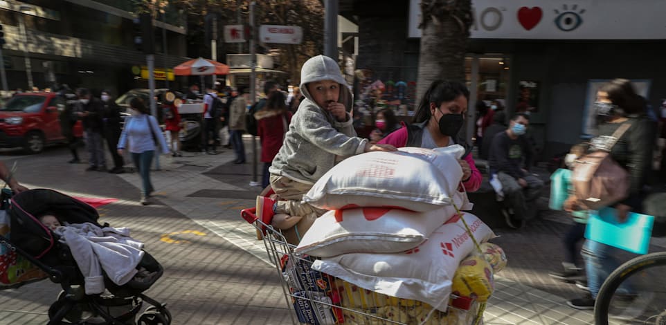 צ'ילה. המדינות שמיהרו להעלות ריבית לא הצליחו לעצור את האינפלציה / צילום: Associated Press, Esteban Felix