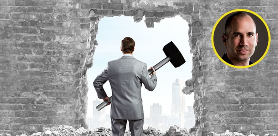 חצי שעה של השראה. ''כשיש לך פטיש, כל בעיה נראית כמו מסמר'' / צילום: כדיה לוי