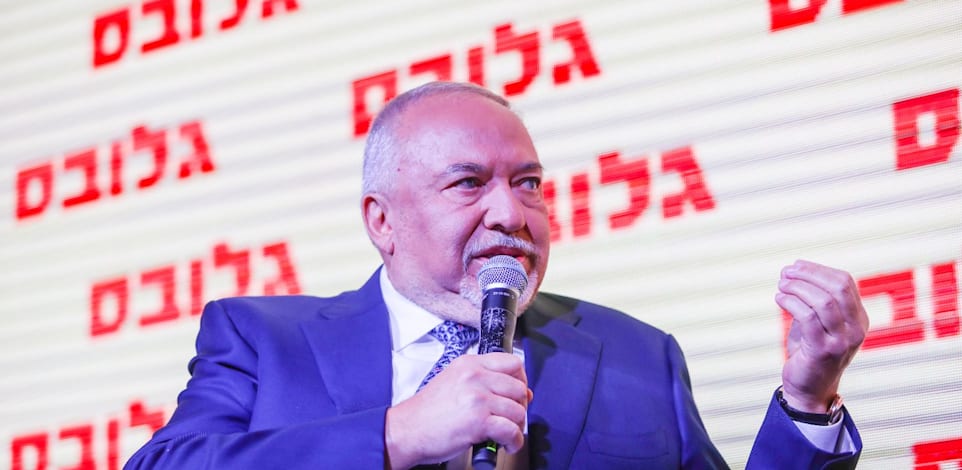 אביגדור ליברמן, שר האוצר, בשיחה עם נעמה סיקולר / צילום: שלומי יוסף אביגדור ליברמן, שר האוצר, בשיחה עם נעמה סיקולר / צילום: שלומי יוסף