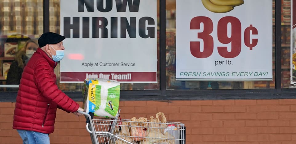 קונה בסופר בארה''ב. סקר העסקים מציג צפי לאינפלציה של 3.3% בלבד, בעוד שסקר הצרכנים צופה אינפלציה של כ–5%, / צילום: Associated Press, Tony Dejak