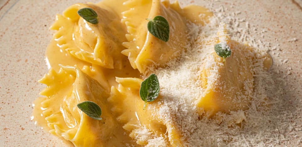 אנלוטי ממולא במשמשים מקורמלים וריקוטה, ברוטב חמאה חומה וזעתר ב''באטר'' / צילום: חיים יוסף