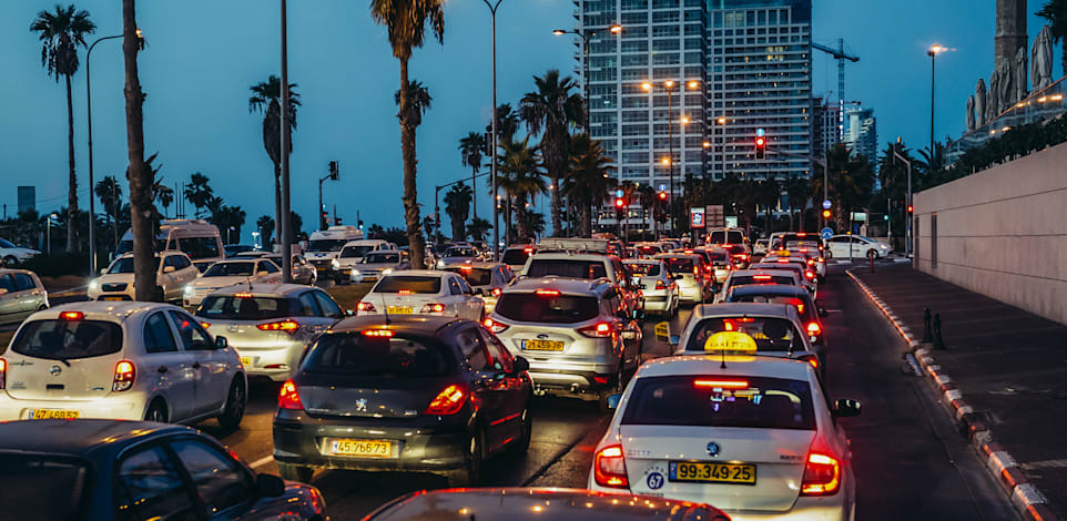 עומס תנועה בכביש.  מאיפה יגיע הכסף להשקעה במטרו ובתחבורה ציבורית? / צילום: Shutterstock