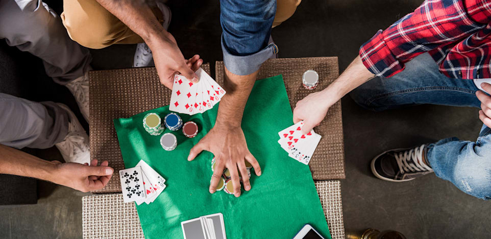 אנשים משחקים קלפים / צילום: Shutterstock
