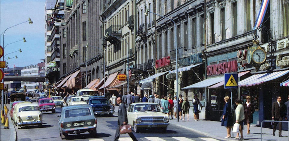 רחוב Hamngatan בשטוקהולם 1966, שנה לפני ששבדיה עברה לנהיגה בנתיב השמאלי / צילום: ויקיפדיה