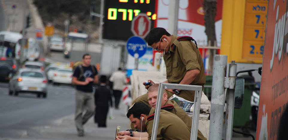 חיילים ממתינים בתחנה / צילום: Shutterstock, NECHAMA VID