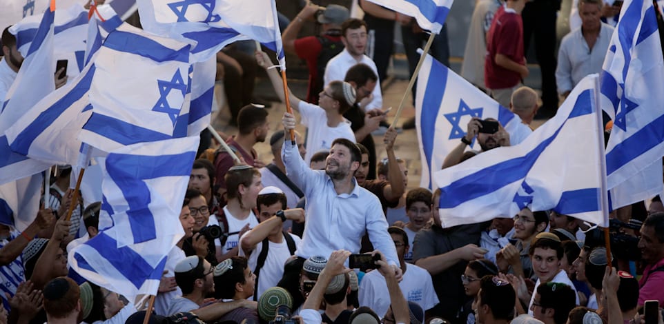 בצלאל סמוטריץ' (במרכז), במצעד הדגלים בשער שכם בשנה שעברה / צילום: Associated Press, Mahmoud Illean
