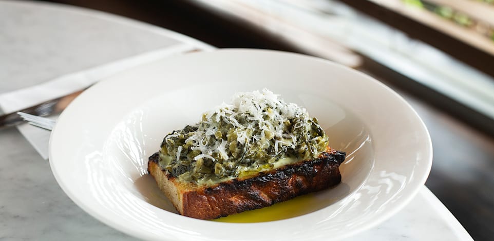 ברוסקטה תבשיל ירוקים / צילום: שני הלוי