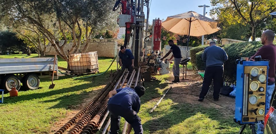 קידוח ניסוי של המטרו בחולון. התקציב לפרויקט אמנם נקבע בחוק אך עדיין לא תוקצב / צילום: אלידור חדד