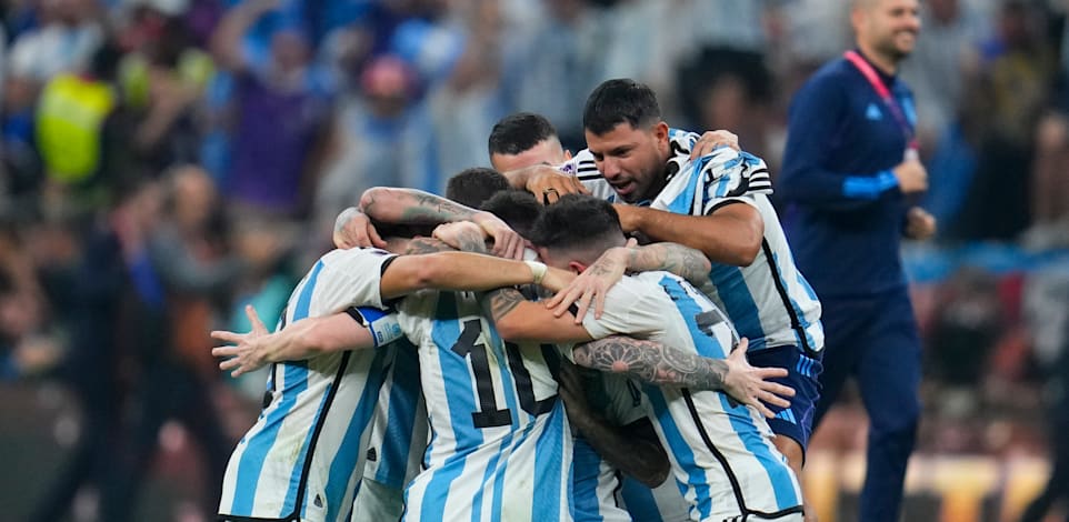 שחקני נבחרת ארגנטינה חוגגים את הניצחון / צילום: Associated Press, Natacha Pisarenko
