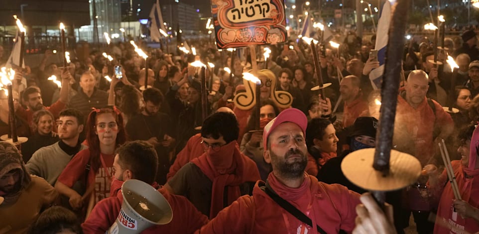 הפגנה בתל אביב, החודש. שאפל צופה שינויים נוספים במערכת המשפט / צילום: Associated Press, Oded Balilty