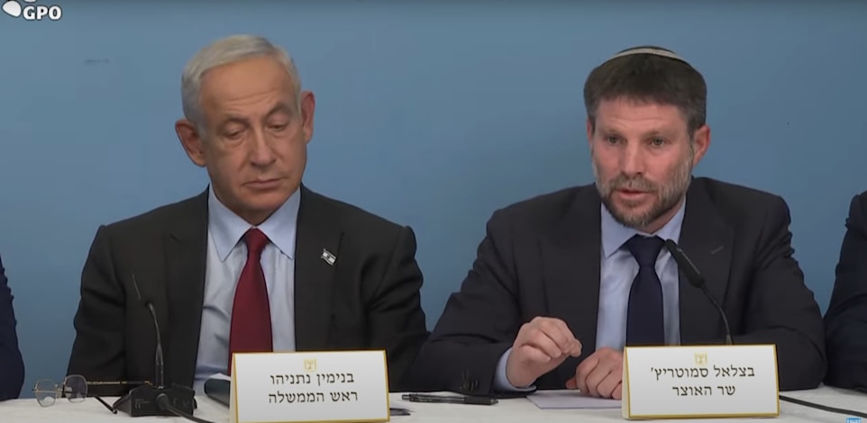 בצלאל סמוטריץ' ובנימין נתניהו במסיבת עיתונאים / צילום: העמוד הרשמי של דוברות ראש הממשלה