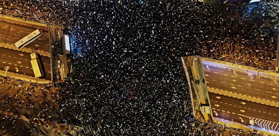 עשרות אלפים מפגינים בתל אביב / צילום: אמיר גולדשטיין