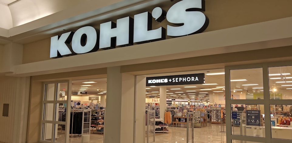 מותג האיפור ספורה בתוך סניף KOHL'S. ייצוג קטן בחנויות גדולות / צילום: Shutterstock