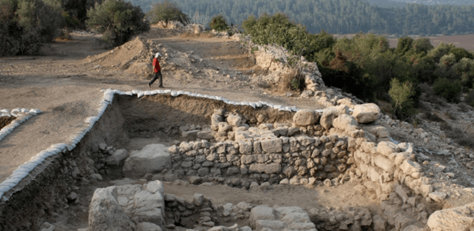 שרידי השער המערבי בחומת העיר קאייפה / צילום: טל רוגובסקי, רשות העתיקות