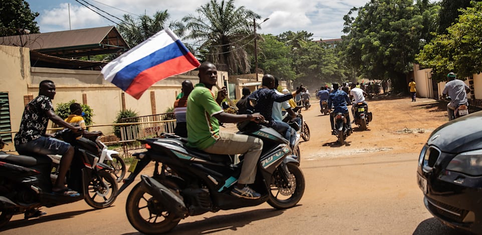 דגל רוסיה ברחובות בורקינה פאסו. בווגנר עורכים דיונים על חוזה חדש עם המדינה / צילום: Associated Press, Sophie Garcia