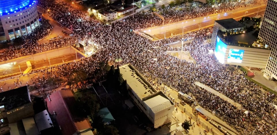 עשרות אלפים מפגינים בתל אביב נגד המהפכה המשפטית / צילום: שי קוריאנסקי