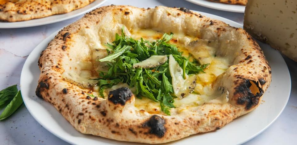 פיצה גבינות מקומיות ודבש חריף ב''נאופוליטן'' / צילום: ניאופוליטן‬