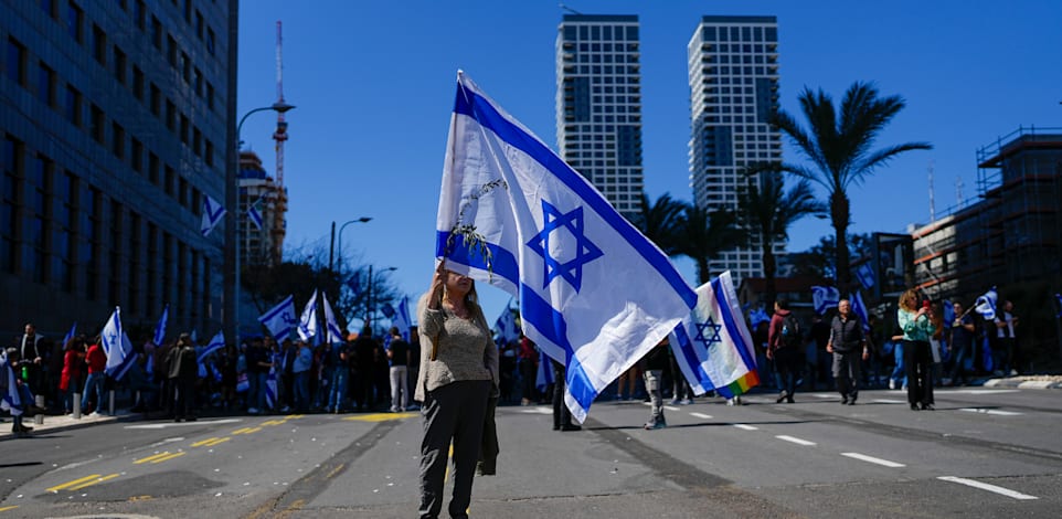 מפגינה בת''א נגד המהפכה המשפטית, היום. עושה רושם שהגיע רגע האמת של החברה הישראלית / צילום: Associated Press, Ohad Zwigenberg