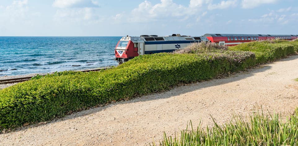 מסילת רכבת על קו החוף. ''הוולחוף היא לא עוד ועדה, אלא כזו עם מומחיות ספציפית הנוגעת לחופים ולים'' / צילום: Shutterstock