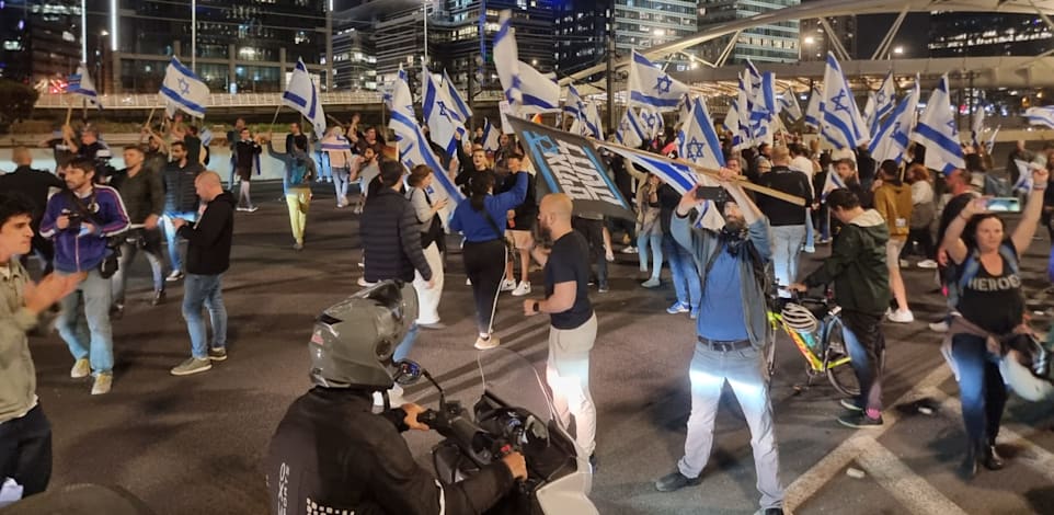 מפגינים חוסמים את איילון דרום / צילום: תמונה פרטית