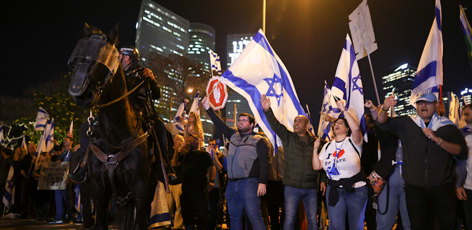 מפגינים בתל אביב, הערב / צילום: Associated Press, Oren Ziv